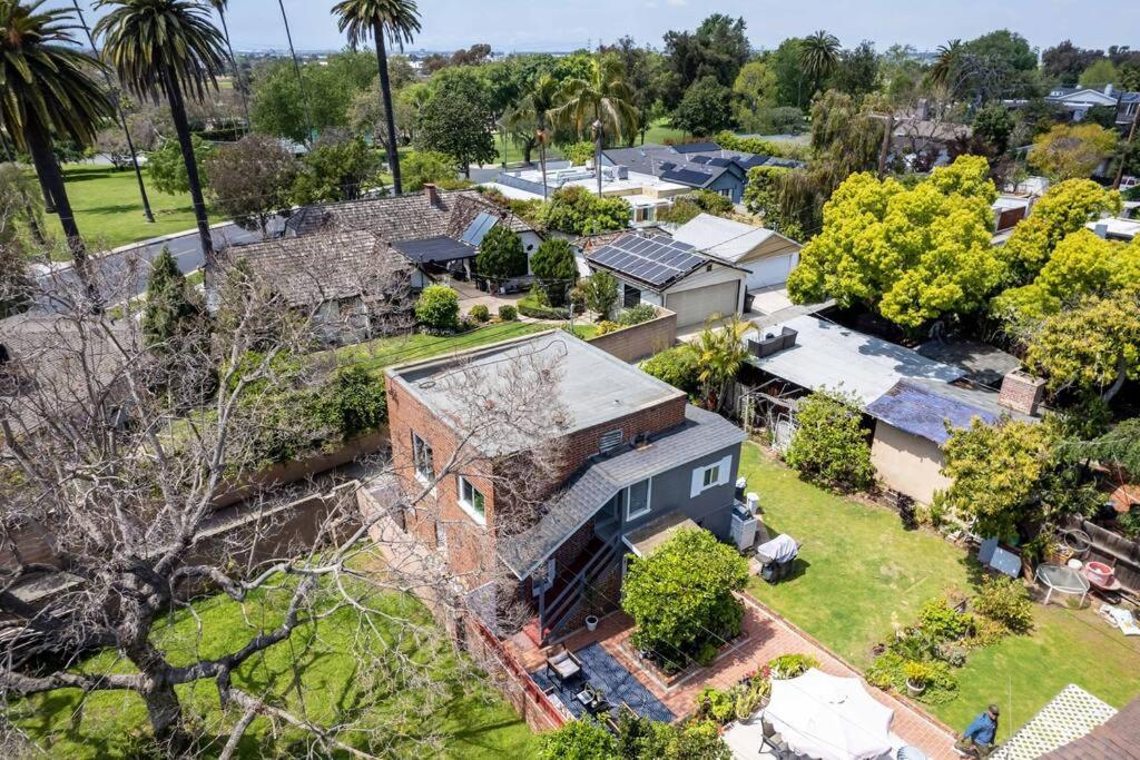 100-Year-Old Cozy Brick Cottage Long Beach Exterior photo